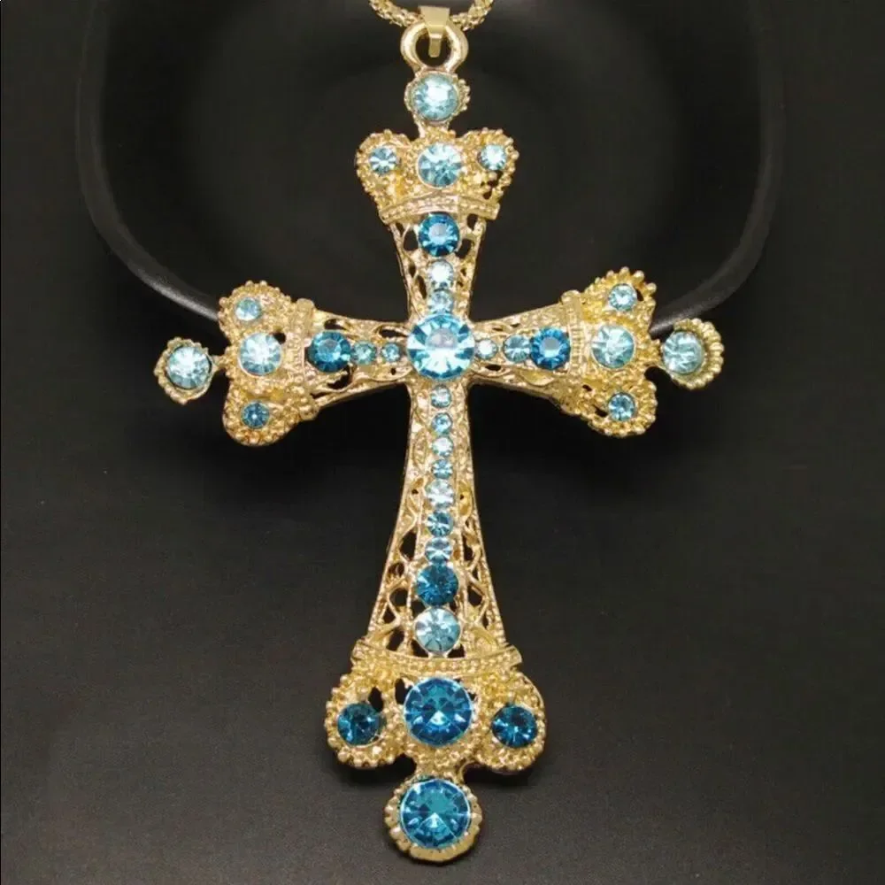 ✨ Betsey Johnson stunning crystal embellished cross necklace/pendant ✨